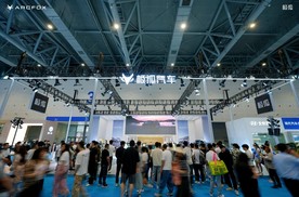 15分钟充电500公里！极狐新阿尔法T5亮相杭州车展