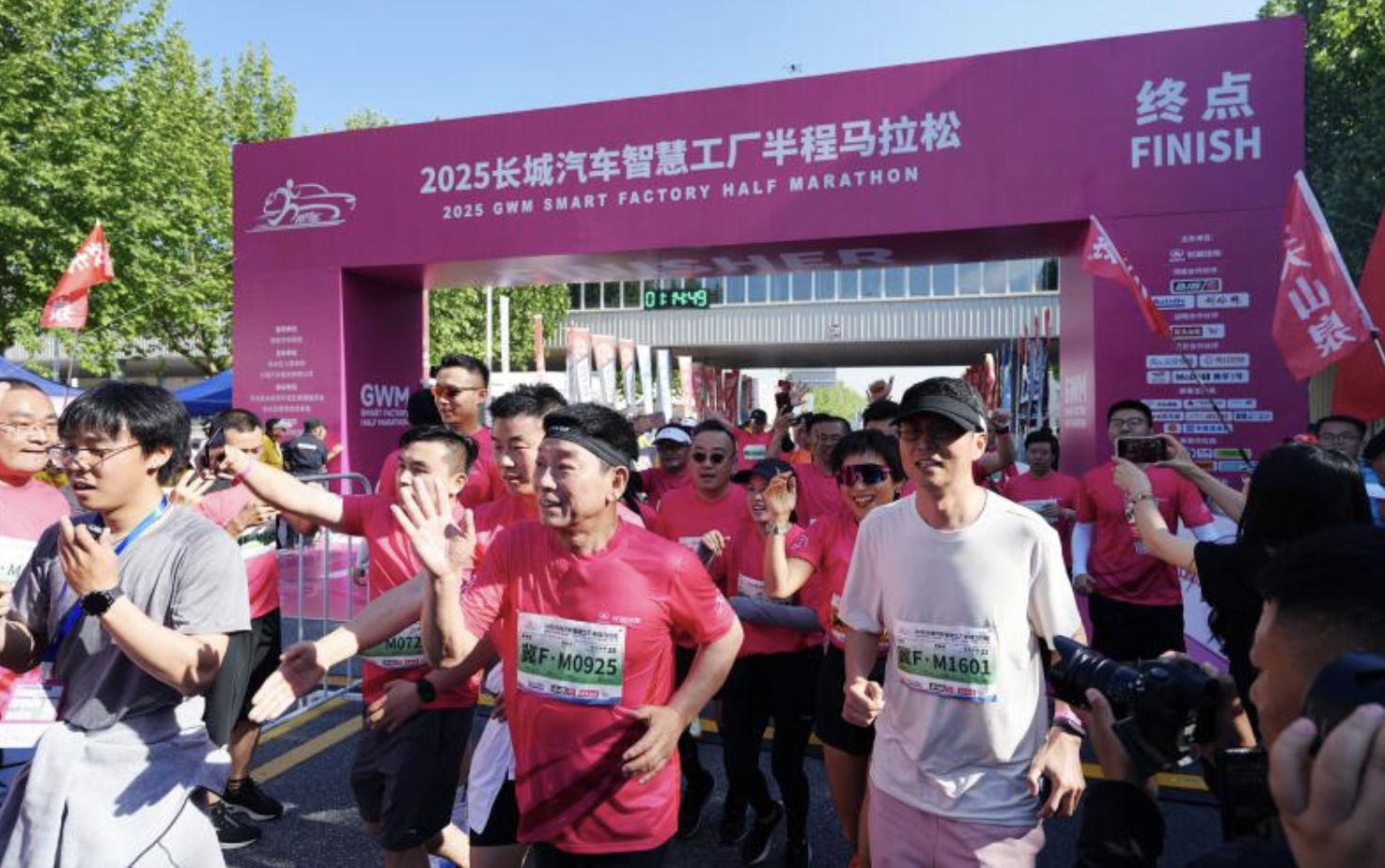 科技驱动温情，2025长城汽车智慧工厂半程马拉松开跑