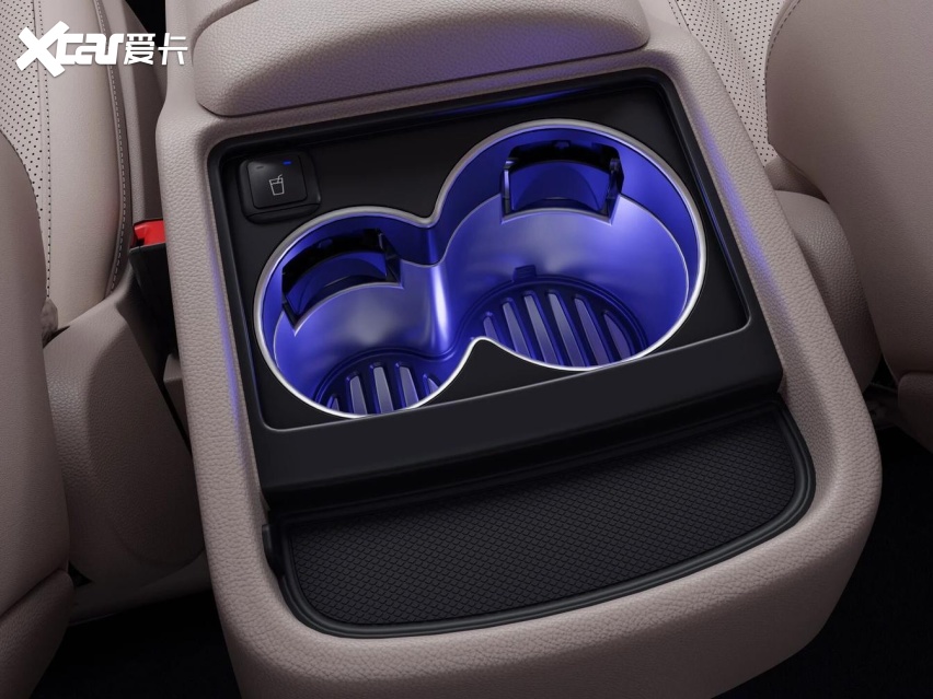 移动的会客厅:奔驰V级与老板的出行哲学