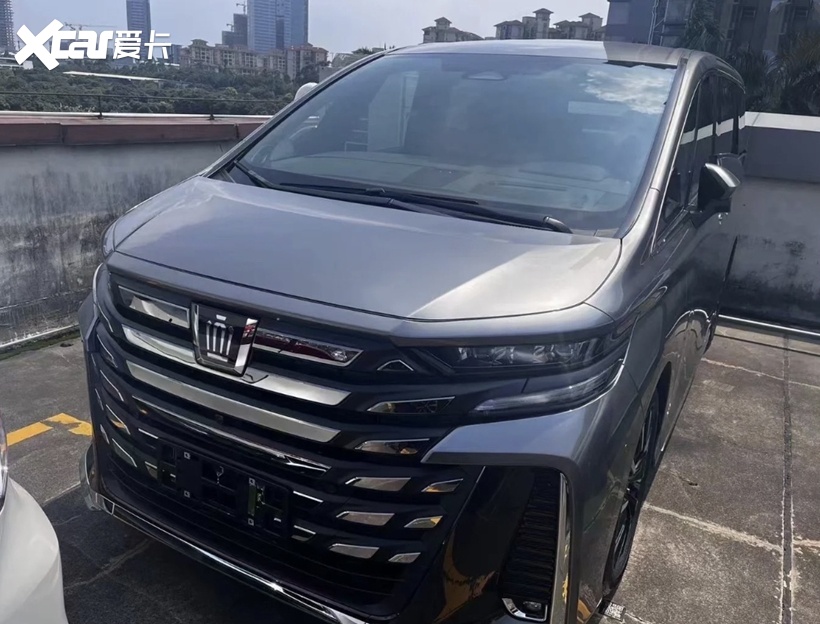 全新丰田皇冠mpv街头曝光!售价惊喜外观更大气,配2.5混动 四驱