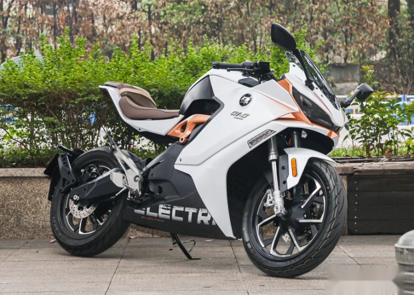 QJ摩托电动仿赛长续航版OAO Pro上市，170公里的续航够用吗？