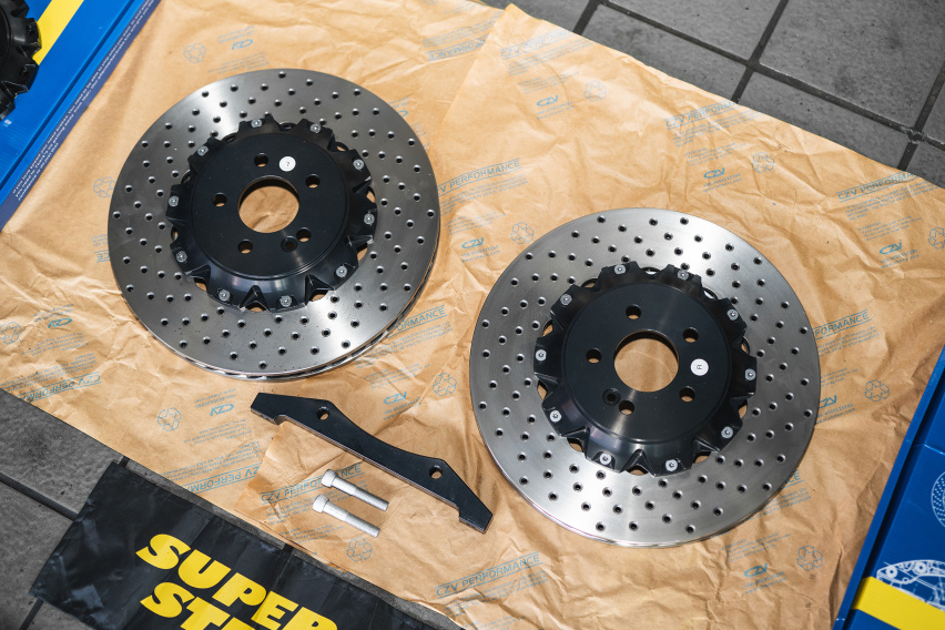 奔驰E级更换Brembo HP2000刹车片CZV打孔刹车盘