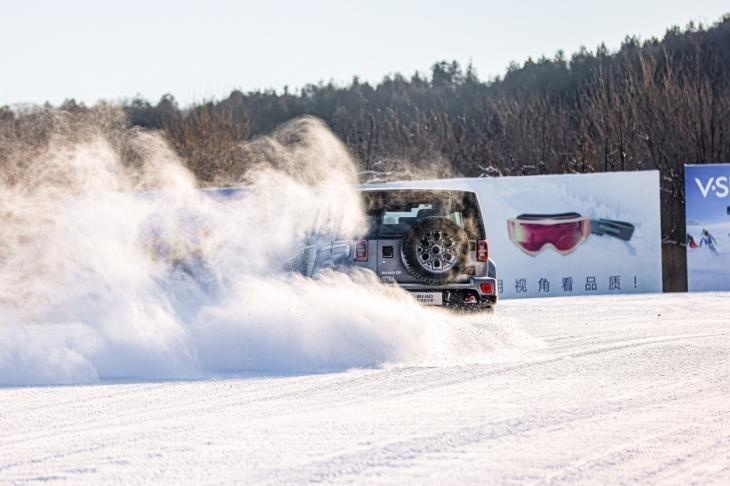 五哈回归热血又搞笑 冰天雪地体验敞篷越野的“快乐”
