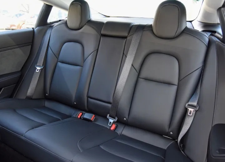 25万如何选新能源车？小鹏P7i对比特斯拉Model 3
