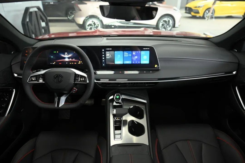 2.0T 261匹 405牛，中型车还带电动尾翼！实拍全新MG7