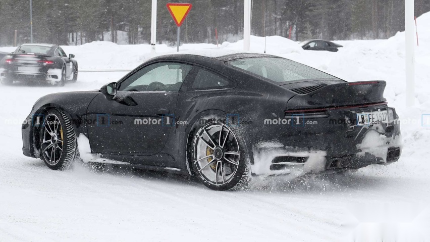 保时捷911 Turbo S谍照，尾翼不同，或为经典款