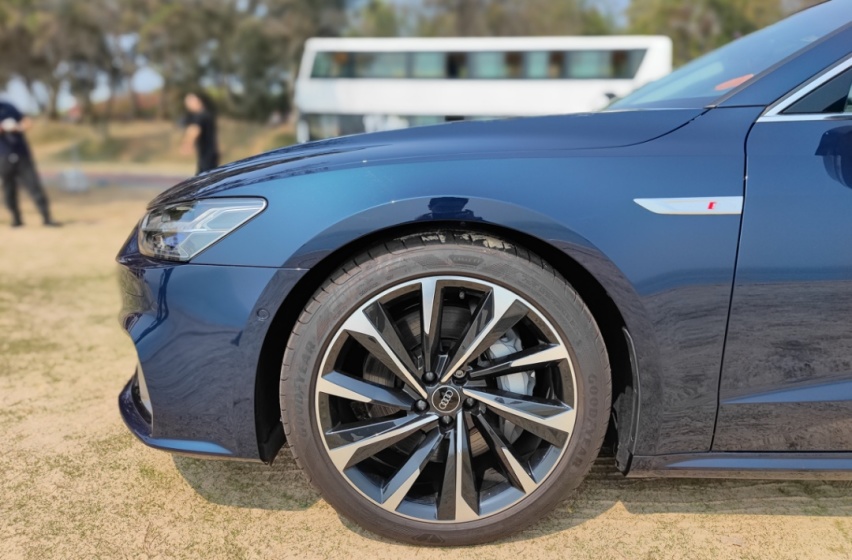 3.0T+空气悬挂，行政级轿车之巅！试驾上汽奥迪A7L