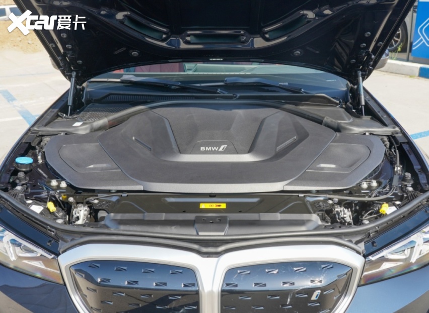 比亚迪,特斯拉都靠边站,宝马"闪亮"出场,长近4米9配空气悬架