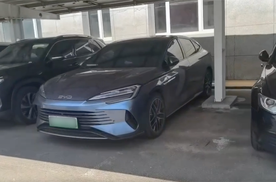 政府大院停满比亚迪 公务员都在选的通勤车，藏着国货崛起的真相