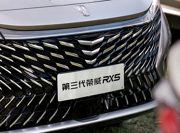 换可滑动双联屏 全新荣威RX5格栅越来越大了