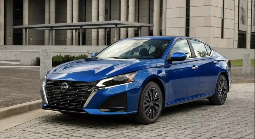 取消2.0T，全系标配2.5L，提供四驱，新款日产天籁海外上市