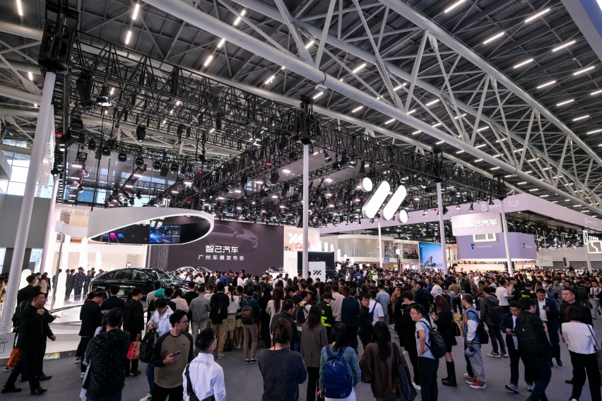 金晨 x 智己 LS6，明明可以靠颜值，却偏偏要靠实力