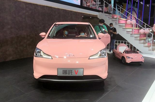 便宜又好看的女性代步车，实拍哪吒V魔女版，售7.29万