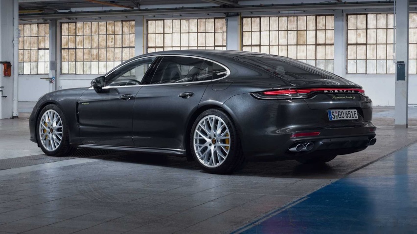 2021-porsche-panamera-turbo-s-e-hybrid-rear-3-4.jpg