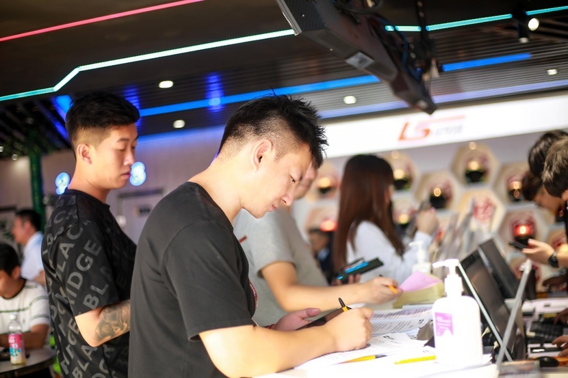 父子上演车轮教育，吉利星瑞助力另类“鸡娃”之旅