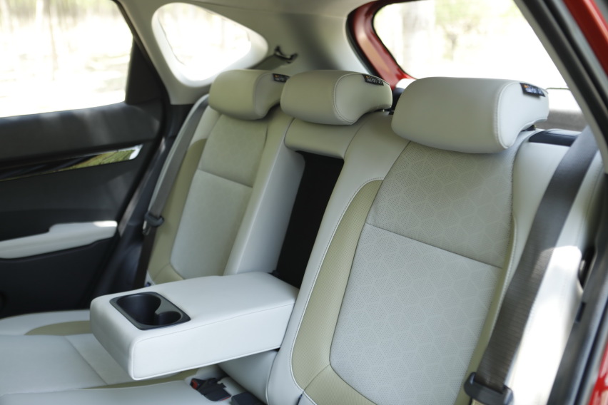 10万元起，年轻人的第一辆家用SUV？驾驶起亚2023款赛图斯1.4T