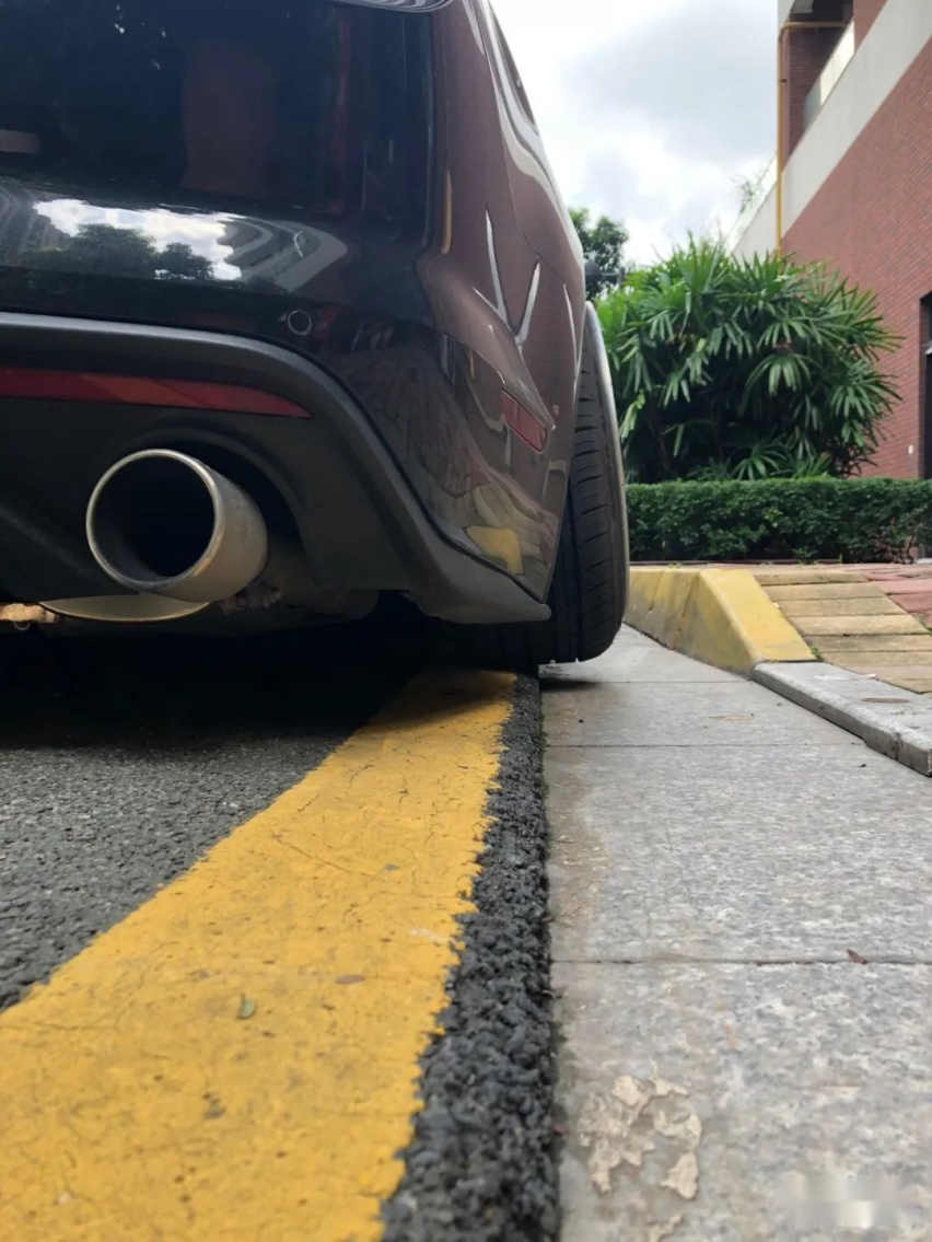 美式肌肉车Mustang也玩低趴姿态，因为改的太帅被各种举报？