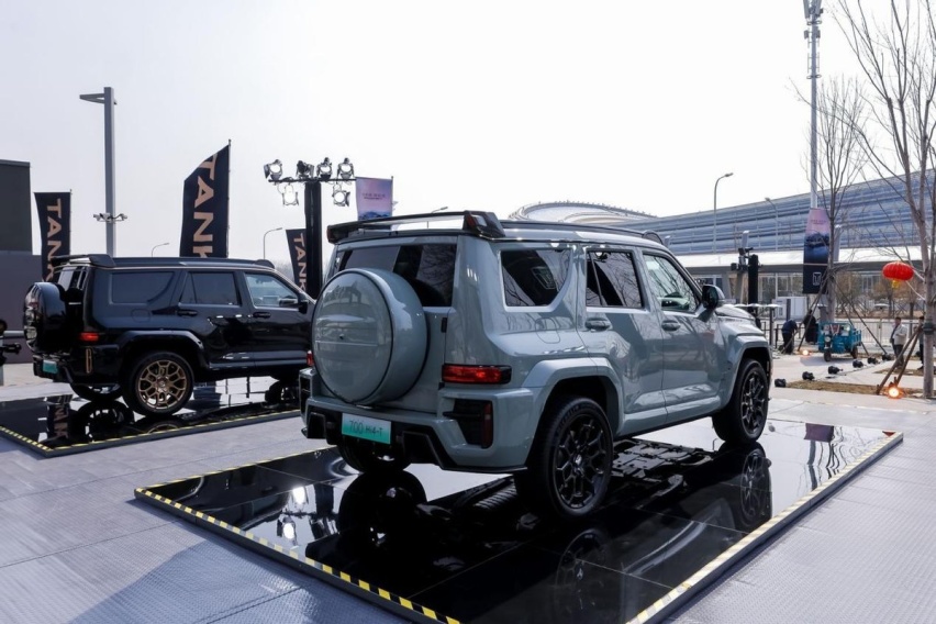 长城版“大G”，搭载3.0T V6插混，非承载式车身，车长5米多