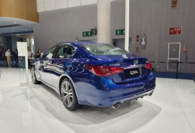 【成都车展】车展显眼包？英菲尼迪Q50L卖16.12万，买思域还是它?