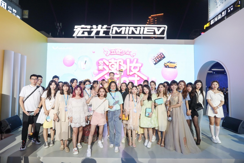 销量为何能够突破37万？五菱宏光MINI EV抓住了女性市场