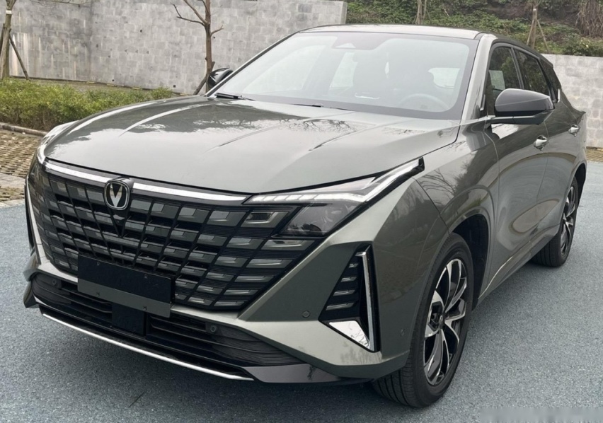 长安UNI-Z现身街头，长超4米7，搭1.5L混动+油耗5.15L