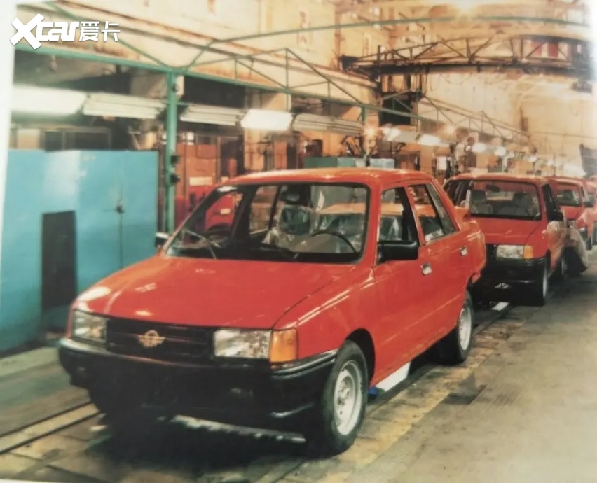 上面这款车的品牌变成了向阳牌,该汽车品牌同属于石家庄汽车制造有限