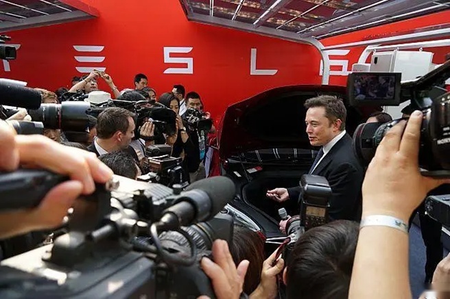 狠砸100亿美金all in人工智能 特斯拉携“赛博全家桶”