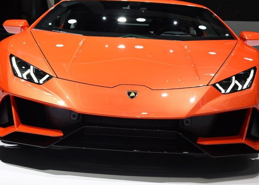 兰博基尼是认识超跑的典范，新车330万起，配5.2L V10