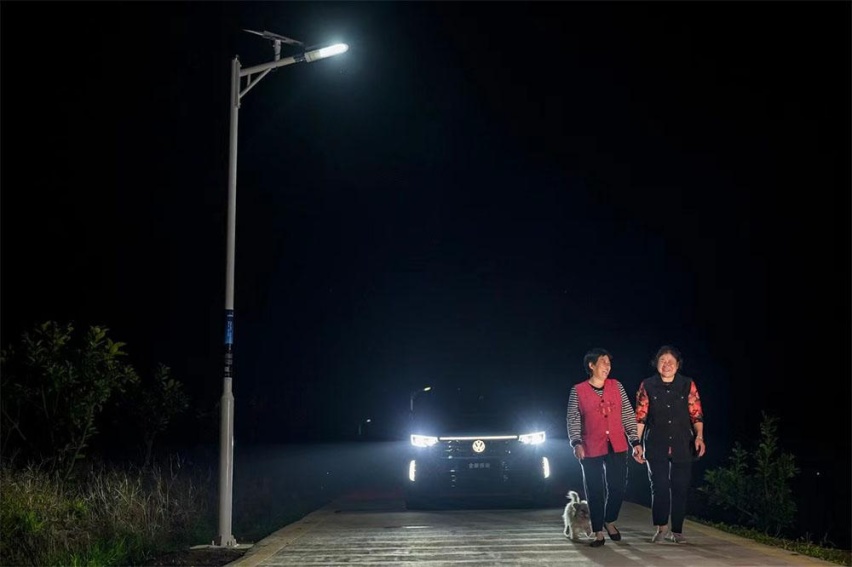 微光大爱“探岳发光行动”照亮的不止是一段乡村小路