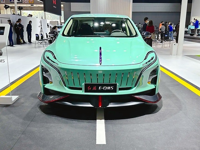 红旗E-QM5改装版，中型车，长5.04米，造型时尚，没有老气感