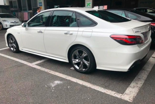 全新第15代皇冠街头实拍，配3.5L V6发动机，售价30万