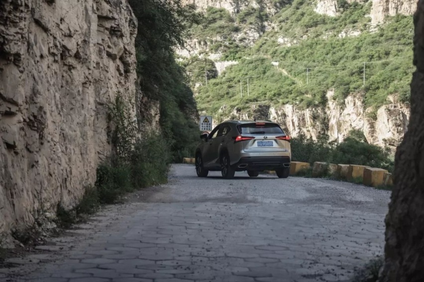 最美公路丨险与美共存，记雷克萨斯NX 300挂壁公路之行