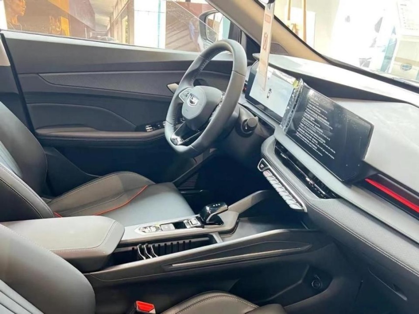 7万级运动轿跑，破百7.1秒，油耗仅5.9L，实拍缤瑞COOL