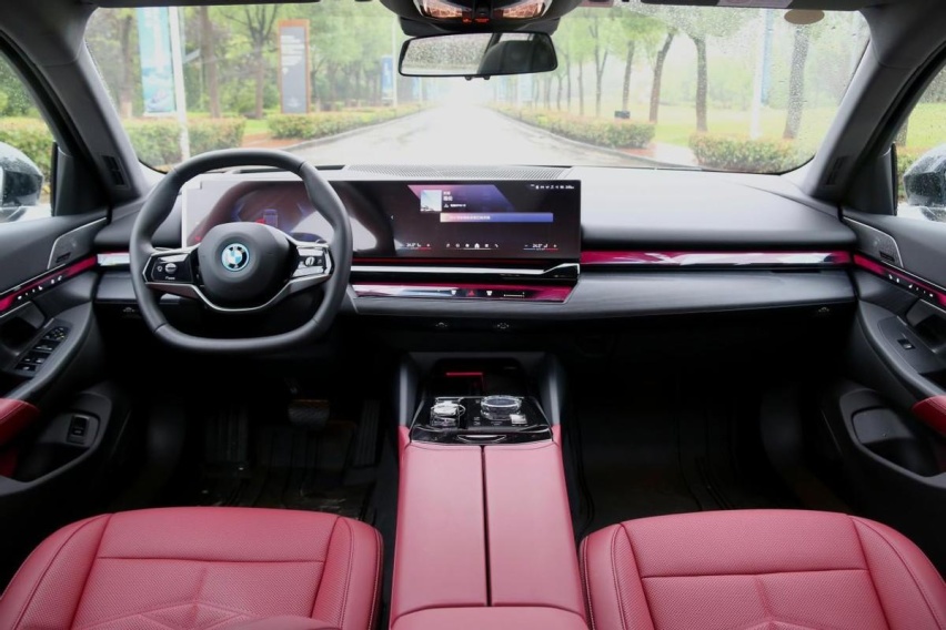 试驾BMW i5：豪华舒享进阶 驾控乐趣依旧