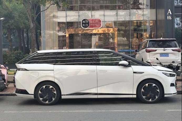 不想太商务！小鹏X9实车上街，预售价38.8万元起