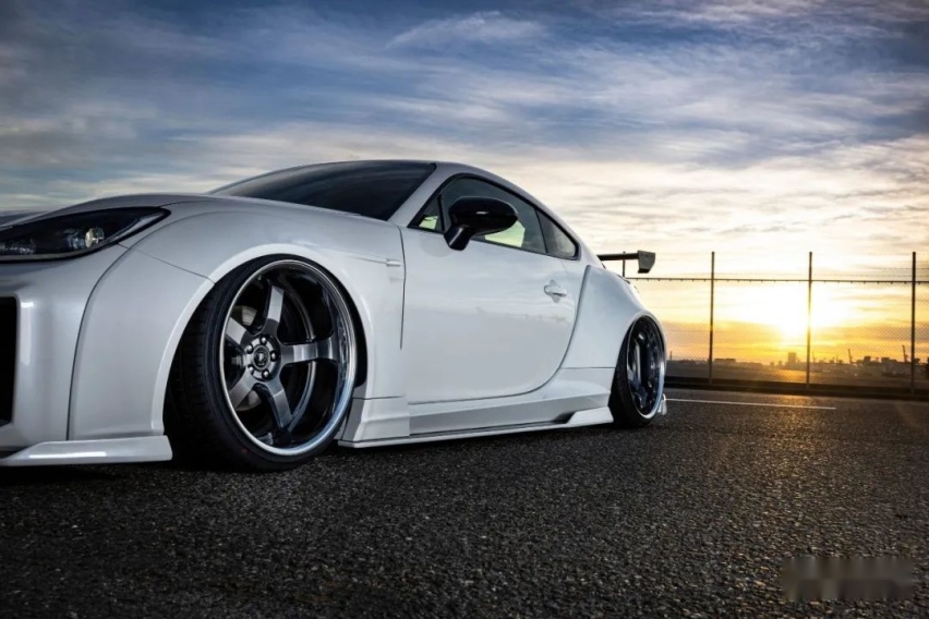KUHL改装宽体GR86/BRZ，风格神似2000年初的《极品飞车》