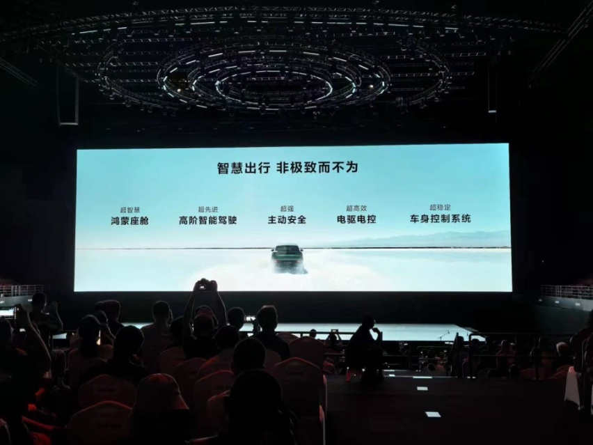 三联屏+华为巨幕投影+冰箱，问界M9当真“一千万以内最好”？