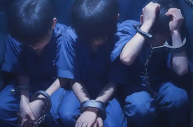 3名初中生偷走奔驰汽车酿成事故，车辆定损43万元！保险该赔吗？