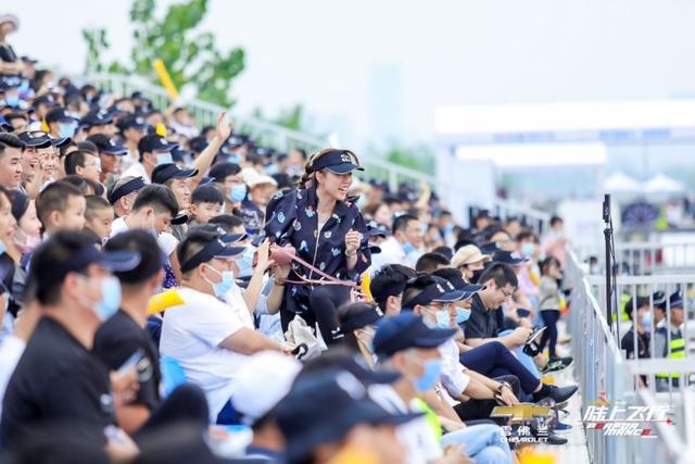 霸都上演大型飞行秀，现场飙车特技堪比《速度与激情》