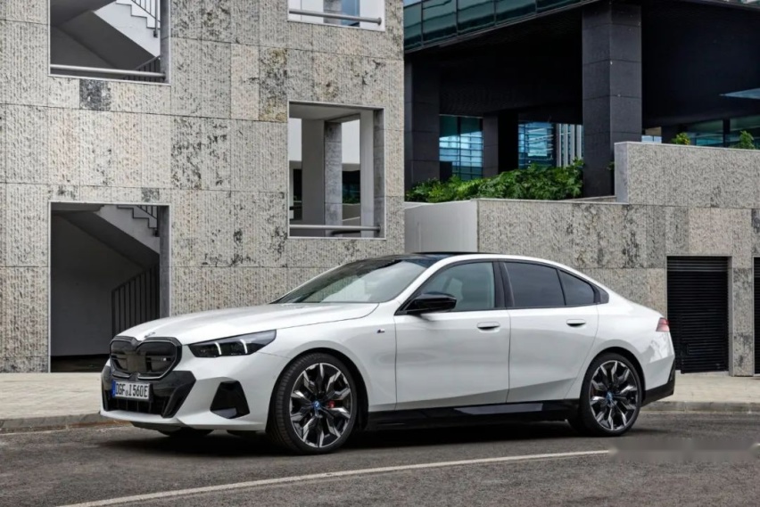 快得离谱！全球首试宝马i5 M60 xDrive，明年引进国内！