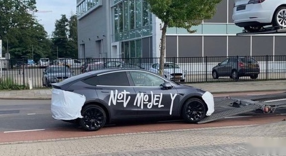 特斯拉又搞行为艺术，在Model Y车上喷涂“不是Model Y”，太迷了
