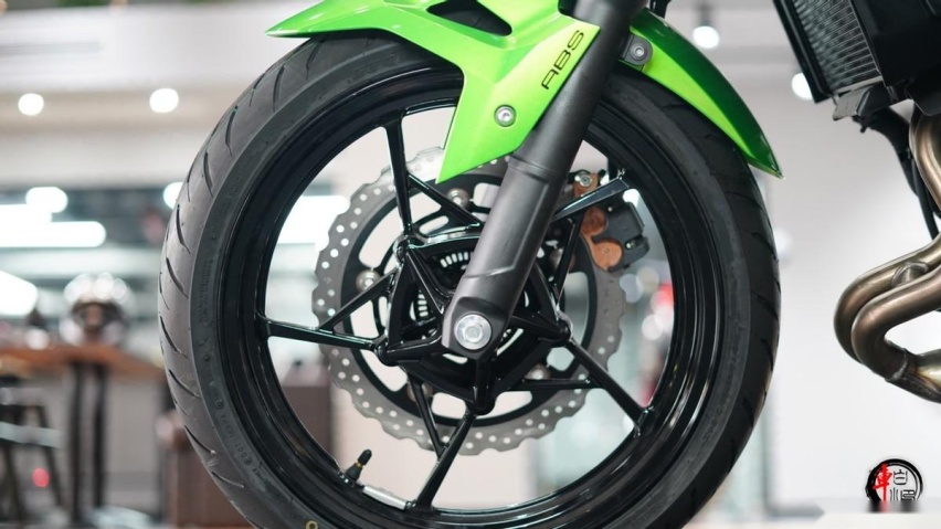资讯|运动街车川崎Z400:双缸马力极速小猛禽,售价47800元
