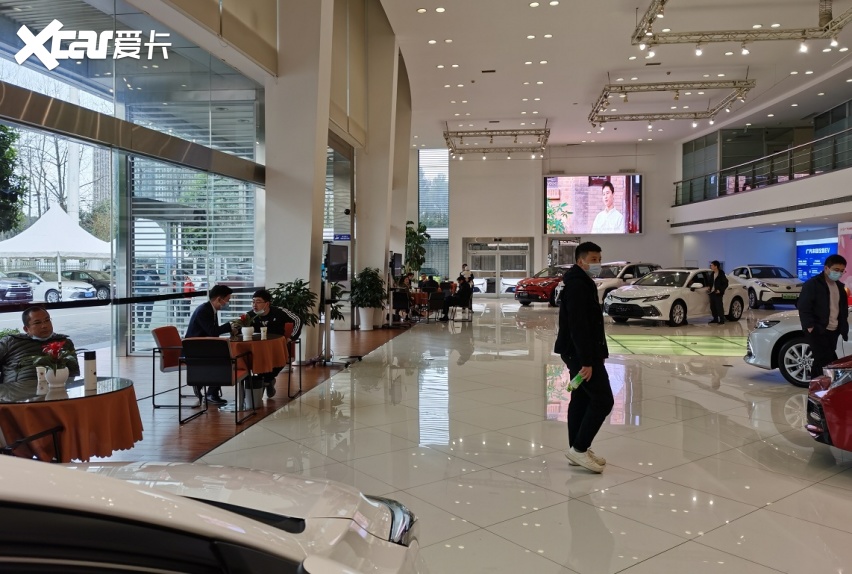 探店丰田4s店:展厅人满为患,新款凯美瑞成关注焦点!