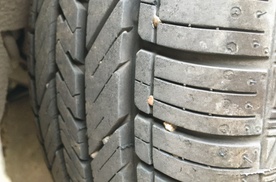 轮胎卡住小石子是否需要清理，该如何清理？