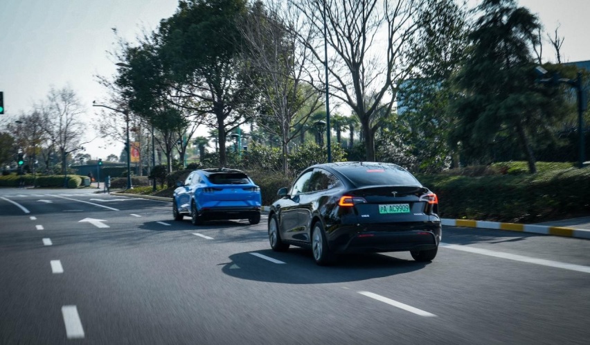 深度对比Mach-E和Model Y！谁能成为中型纯电SUV的新标杆？