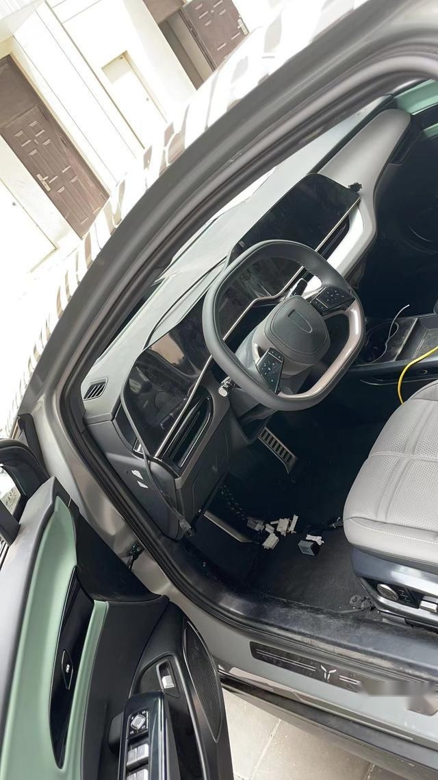 红旗E001谍照曝光 纯电中型轿车+电动尾翼 对标比亚迪？