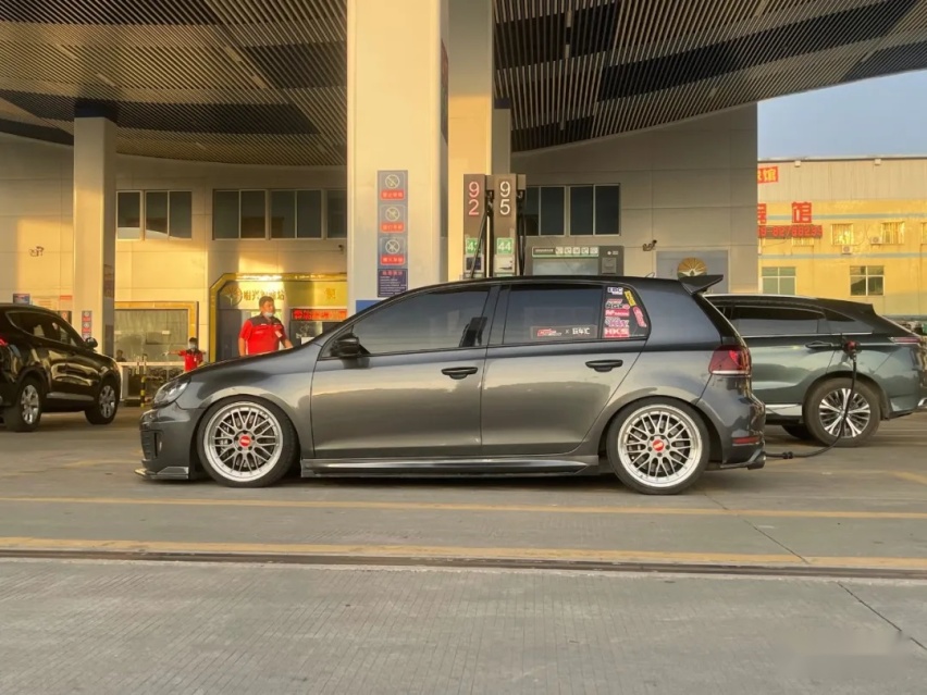 姿态与性能并存的6代高尔夫GTI，01年车主表示玩车很穷但很开心