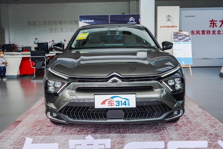 同为居家定位,选凡尔赛C5 X,还是选新款雅阁?