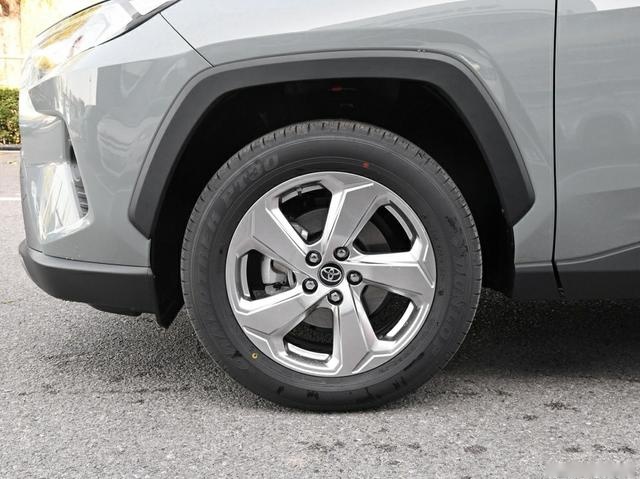 名门好车一汽丰田RAV-4荣放对比WEY VV6，结果还是WEY赢了