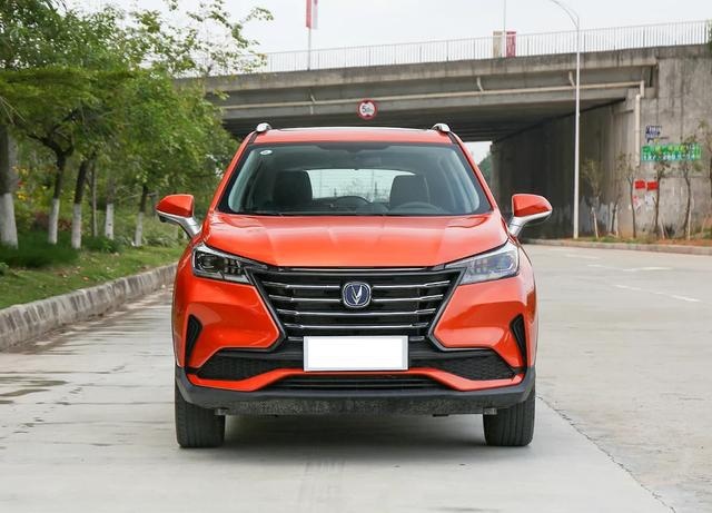 主打年轻的CS15，5.59万起蝶翼外观，1.5L自吸省油